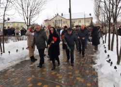 Черные тюльпаны пробились сквозь снег как символы скорби и стойкости: в  Камышинском районе прошла акция памяти
