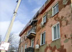 Нагромождение сосулек напрягает жителей второго участка в Камышине