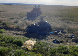 Под Камышином врезавшийся в фуру водитель иномарки целовал руки мертвой женщины и просил у нее прощения