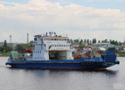 Камышинский паром с автомобилями, груженными арбузами, сел на мель на Волге напротив Камышина, у Николаевска