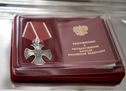 Родным погибших в СВО камышан-героев торжественно передали ордена Мужества