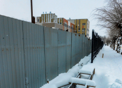 Кто отвечает за опасную канаву у новой поликлиники в Камышине, засыпанную снегом? - камышанка