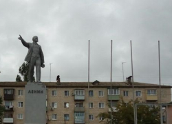 Коммунисты Камышина возложили цветы к памятникам вождю революции, а трибуну на площади Павших борцов неожиданно захватили "платошкинцы"