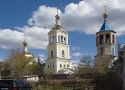 "Душа заболела, что по плитке во дворе любимого Никольского храма в Камышине кружатся джипы", - камышанин