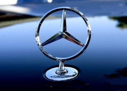 Автовандалы с седьмого микрорайона Камышина открутили фирменный знак "Мерседеса" с капота припаркованного автомобиля