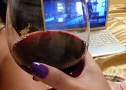 Пенсионер расслабился с незнакомой девицей, и та за его счет сделала себе подарок в виде двух мобильников по 100 тысяч каждый