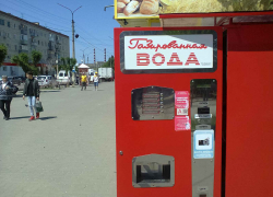 В Камышине на улице Ленина устанавливают аппарат для газировки