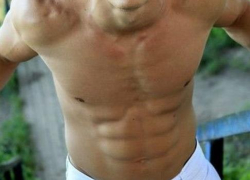 41-летней даме понравился 22-летний парень, и она пропорола ему живот ножом в "порыве чувств"