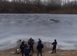 Водолазы подняли со дна тела двух пропавших рыбаков под Волгоградом - в Камышине на лед реки выходят десятки смельчаков
