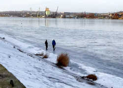 Из-за резкого потепления лед на Камышинке покрылся водой, но "смельчаков" это не смущает