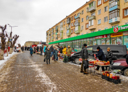 Камышане просят хотя бы посыпать скользкий тротуар у "неистребимого" стихийного рынка на улице Ленина в Камышине