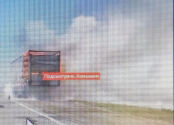 На ленты камышинских пабликов попал жутковатый ролик с горящей фурой на трассе между Камышином и Волгоградом (ВИДЕО)