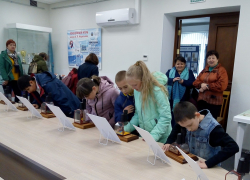 Волонтеры Никольского собора Камышина сводили ребят-инвалидов на чудо-выставку, которую надо смотреть под микроскопом
