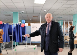 Спикер Камышинской городской думы Владимир Пономарев сфотографировался у избирательной урны