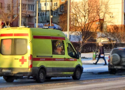 В Камышинском районе на проселочной дороге не разъехались две легковушки: двоих пострадавших пришлось отправлять на "скорой" в больницу Камышина