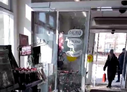 В Камышине на головы покупателей магазина популярной в городе сети неожиданно хлынул "коммунальный дождь" (ВИДЕО)