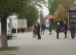 Почему в Камышине грузовым фургонам позволяется парковаться на пол-остановки? - камышанин