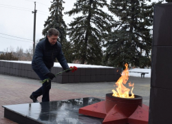 Глава Камышина Станислав Зинченко возложил цветы к вечному огню на Братских захоронениях
