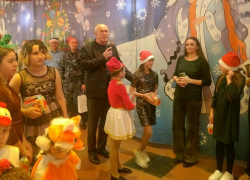 Спикер Камышинской городской думы Владимир Пономарев начал выступать на елках