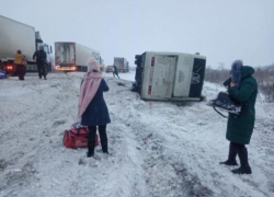 В Камышинском районе в снегопад перевернулся рейсовый автобус Саратов - Пятигорск