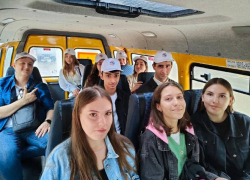 Делегацию молодежи из Камышина, прибывшую в Волгоград на фестиваль "#ТриЧетыре", кормят деликатесами