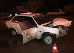 В Камышине в 5-м микрорайоне столкновение двух легковушек спровоцировал молодой пьяный водитель 