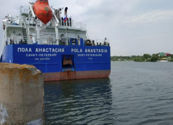 Теплоход, выполняющий рейс Астрахань - Ростов, протаранил ворота шлюза Волго-Донского канала