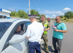 В Камышине полицейские встречались с путешественниками на трассе, убеждали водителей не торопиться на дальнем маршруте и лишний раз отдохнуть