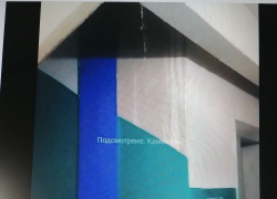 В Камышине в подъезде многоквартирного дома №6 по улице Пролетарской во время дождя лило, почти как на улице (ВИДЕО)