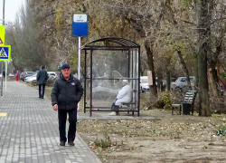 В Камышине появилась прозрачная автобусная остановка - для красоты или для удобства пассажиров?