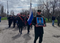 В Госстанции Камышинского района всем поселком скорбят, плачут и провожают в последний путь танкиста Алексея Мартынова, погибшего на Украине