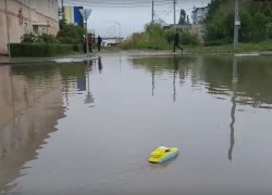 Камышинские шутники засняли на видео, как игрушечный корабль бороздит воды "вечной" лужи у управления Пенсионного фонда на улице Октябрьской (ВИДЕО)