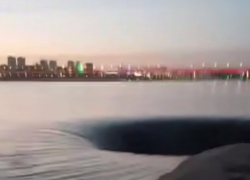 Шокирующий водоворот на Волге "засосал" страхами пользователей соцсетей, включая московского депутата