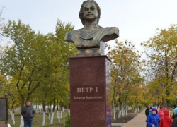 Во время торжеств в связи с 90-летием Камышинского района в городе Петров Вал открыли бюст российского самодержца