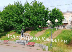 Камышане не поняли "фишки" в "полосатом" газоне на центральной набережной