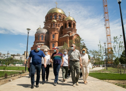 Владимир Путин вышел поздравить россиян на Поклонную гору, Андрей Бочаров - к храму, а Станислав Зинченко - на сайт администрации