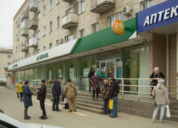 Почему в Сбербанке на улице Ленина не думают, как бороться со скоплением людей в дни выдачи пенсий? - камышанка