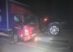 На трассе между Камышином и Волгоградом водитель легкового автомобиля в заторе врезался в большегруз и попал в больницу