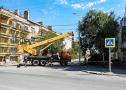 В Камышине стихийно перекрывают улицу на втором участке для работы автокрана на капремонте дома