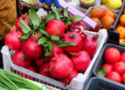 На уличных рынках Камышина продавцы стали давить сок из гранатов