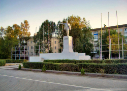 Объединение "Советский Народ" приглашает камышан-патриотов убрать перед праздником территорию у памятника Ленину, а 7 ноября возложить к памятнику цветы