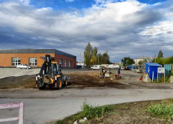 В Камышине собственники нового магазина в "раскуроченном" районе "Молодежки" взялись обустраивать культурную парковку