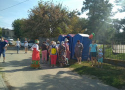 В Камышине уже с начала праздника, на котором гостей кормят арбузами, к переносным туалетам выстроились очереди