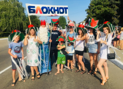 На Арбузном фестивале "Блокнот Камышина" первым из редакционных коллективов города пройдет в колонне карнавала