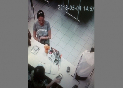 Воровку из Камышина, разыскиваемую полицией, запечатлела камера видеонаблюдения