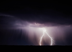 Вчера в Волгограде молнии сожгли летнюю кухню и крышу коттеджа - теперь грозы на подходе к Камышину