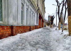 Власти Камышина показали, как должен быть вычищен тротуар в распутицу у здания администрации, и как - в других местах