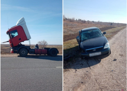 Водитель отечественной легковушки среди бела дня умудрился не заметить большегруз на обочине и "впечататься" в него