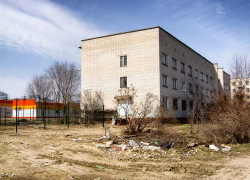 Хочу напомнить, что во время городского месячника чистоты хорошо бы убраться у общежития медицинского колледжа, - камышанка