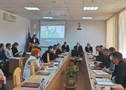 Депутаты Камышинской городской думы вернулись в свой зал заседаний за "овальный" стол